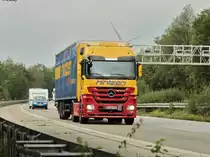 Actros mit Planenauflieger am 12.08.2011 auf der A4 kurz hinter der Niederl�ndischen Grenze.