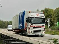Scania R380 Hngerzug mit berbreiter Ladung (Wohncontainer) am 12.08.2011 auf der A4 kurz hinter der Niederlndischen Grenze.
