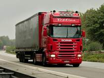 Scania R500 mit Planenauflieger am 12.08.2011 auf der A4 kurz hinter der Niederlndischen Grenze.