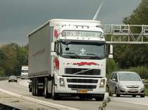 Volvo FH mit Planenauflieger am 12.08.2011 auf der A4 kurz hinter der Niederlndischen Grenze.