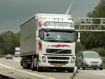 Volvo FH mit Planenauflieger am 12.08.2011 auf der A4 kurz hinter der Niederl�ndischen Grenze.