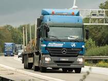 Mercedes Actros mit Rungenauflieger am 12.08.2011 auf der A4 kurz hinter der Niederlndischen Grenze.