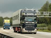 Scania R420 mit Khlauflieger am 12.08.2011 auf der A4 kurz hinter der Niederlndischen Grenze.