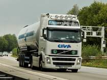 Volvo FH Globetrotter mit Tankauflieger am 12.08.2011 auf der A4 kurz hinter der Niederlndischen Grenze.