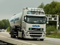 Volvo FH Globetrotter mit Tankauflieger am 12.08.2011 auf der A4 kurz hinter der Niederl�ndischen Grenze.