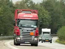 Scania R400 mit Containerauflieger am 12.08.2011 auf der A4 kurz hinter der Niederl�ndischen Grenze.