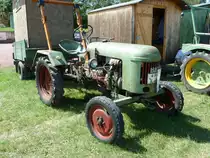 Hatz steht bei der Oldtimerausstellung in Hochheim-Diedenbergen, August 2011