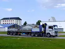 MAN TGS28.480 liefert Teile f�r eine Bierhalle auf´s Rieder Messegel�nde;110810