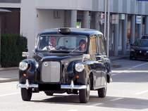 AUSTIN, (ehemaliges Taxi) dreht in der Rieder Innenstadt seine Runden;110811