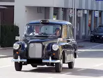 AUSTIN, (ehemaliges Taxi) dreht in der Rieder Innenstadt seine Runden;110811