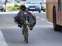 Am Liegerad durch den Feierabendverkehr;110811