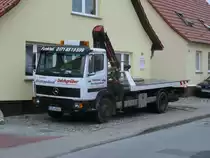 Mercedes-Abschleppfahrzeug,am 10.August 2011,im Stadtgebiet von Bergen/R�gen.