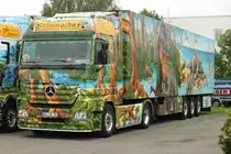 Der Dinosaurier-Truck der Firma Schumacher, ein Actros 1844 mit Kühlauflieger, am 23.07.2011 in Würselen bei Aachen.