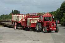 Hanomag Trecker (Brillant 600) Baujahr 1964 vom Circus Roncalli zieht am 24.05.2011 in Aachen West zwei Circuswagen ber eine Rampe von den Niederbordwagen der Bahn.