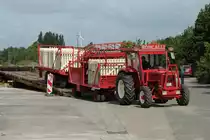 Hanomag Trecker (Brillant 600) Baujahr 1964 vom Circus Roncalli zieht am 24.05.2011 in Aachen West zwei Circuswagen �ber eine Rampe von den Niederbordwagen der Bahn.