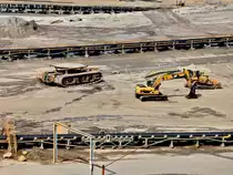 Ein gr��envergleich, rechts ein 323D Caterpillar Bagger und eine Caterpillar Raupe, links ein Raupentransporter mit gigantischen Ausma�en. Die Transportfl�che auf der Raupe kann hydraulisch angehoben werden und ist so gro� das z.b.der Bagger oder die Planierraupe spielend darauf Platz finden. Gesehen am 09.08.2011 im Rheinischen Braunkohlenrevier bei Inden. Dort gibt es einen Aussichtspunkt von dem man in das riesige Loch sehen kann in dem die Braunkohle abgebaut wird.