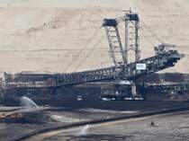 Ein Braunkohlebagger auf der untersten Sohle im Braukohlenloch. Die hellen Schichten hinter dem Bagger sind Sande die natrlich erst abgebaut werden men bevor man die Kohle (die dunkle Schicht) kommt. Gesehen am 09.08.2011 im Rheinischen Braunkohlenrevier bei Inden. Dort gibt es einen Aussichtspunkt von dem man in das riesige Loch sehen kann in dem die Braunkohle abgebaut wird.