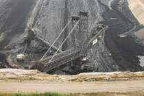 Unermdlich fressen sich die Braunkohlebagger durch die Landschaft um das Kraftwerk in Weisweiler mit Kohle zu fttern. Gesehen am 09.08.2011 im Rheinischen Braunkohlenrevier bei Inden. Dort gibt es einen Aussichtspunkt von dem man in das riesige Loch sehen kann in dem die Braunkohle abgebaut wird.