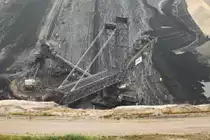 Unerm�dlich fressen sich die Braunkohlebagger durch die Landschaft um das Kraftwerk in Weisweiler mit Kohle zu f�ttern. Gesehen am 09.08.2011 im Rheinischen Braunkohlenrevier bei Inden. Dort gibt es einen Aussichtspunkt von dem man in das riesige Loch sehen kann in dem die Braunkohle abgebaut wird.
