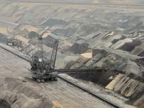 Mit solchen Baggern wird der Abraum hinter den Abbaubaggern verfllt. Das Loch  wandert  immer weiter der Kohle hinterher und wird ber den abgebauten Flchen verfllt und rekultiviert. Gesehen am 09.08.2011 im Rheinischen Braunkohlenrevier bei Inden. Dort gibt es einen Aussichtspunkt von dem man in das riesige Loch sehen kann in dem die Braunkohle abgebaut wird.