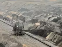 Mit solchen Baggern wird der Abraum hinter den Abbaubaggern verf�llt. Das Loch  wandert  immer weiter der Kohle hinterher und wird �ber den abgebauten Fl�chen verf�llt und rekultiviert. Gesehen am 09.08.2011 im Rheinischen Braunkohlenrevier bei Inden. Dort gibt es einen Aussichtspunkt von dem man in das riesige Loch sehen kann in dem die Braunkohle abgebaut wird.