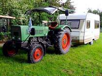FENDT Farmer 2E; 40PS,Baujahr 1969 ist mit einem Wohnwagen zur Oldtimerausstellung nach Mnsteuer angereist; 110814