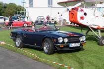 Triumph TR6 prsentiert sich fr die Fotografen auf dem Flugplatz Niershorst (Grefrath, 11.9.2010)