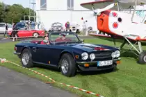 Triumph TR6 pr�sentiert sich f�r die Fotografen auf dem Flugplatz Niershorst (Grefrath, 11.9.2010)