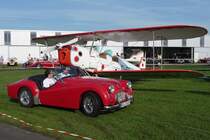Triumph TR3 prsentiert sich fr die Fotografen vor einer Stampe SV-4C auf dem Flugplatz Niershorst (Grefrath, 11.9.2010)