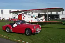 Triumph TR3 pr�sentiert sich f�r die Fotografen vor einer Stampe SV-4C auf dem Flugplatz Niershorst (Grefrath, 11.9.2010)