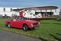 Triumph TR6 prsentiert sich fr die Fotografen vor einer Stampe SV-4C auf dem Flugplatz Niershorst (Grefrath, 11.9.2010)