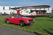 Triumph TR6 pr�sentiert sich f�r die Fotografen vor einer Stampe SV-4C auf dem Flugplatz Niershorst (Grefrath, 11.9.2010)