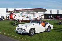 Triumph TR3 prsentiert sich fr die Fotografen vor einer Stampe SV-4C auf dem Flugplatz Niershorst (Grefrath, 11.9.2010)