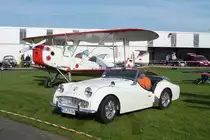 Triumph TR3 pr�sentiert sich f�r die Fotografen vor einer Stampe SV-4C auf dem Flugplatz Niershorst (Grefrath, 11.9.2010)
