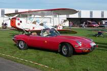 Jaguar E-Type V12 prsentiert sich fr die Fotografen vor einer Stampe SV-4C auf dem Flugplatz Niershorst (Grefrath, 11.9.2010)