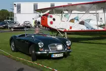 MG A 1600 pr�sentiert sich f�r die Fotografen vor einer Stampe SV-4C auf dem Flugplatz Niershorst (Grefrath, 11.9.2010)