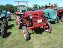 Mc Cormick steht als Gast bei der Oldtimerausstellung in Hochheim-Diedenbergen, August 2011