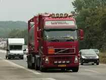 Volvo FH12  mit Containerauflieger am 26.07.2011 auf der A4 kurz vor der Niederlndischen Grenze.