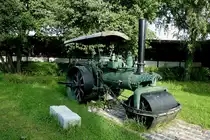 Dampfwalze Maffei Nr.9193, gebaut 1927, steht als Denkmal am Technischen Rathaus in Freiburg, Aug.2011