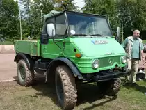 Unimog steht auf dem Gelnde der Oldtimerausstellung in Hochheim-Diedenbergen, August 2011