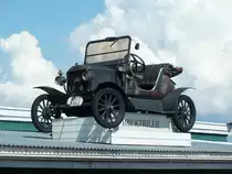 Ford, steht auf dem Dach einer Autoreparaturwerkstatt bei Verdensende/Norwegen, Juli 2011