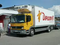 in den letzten Julitagen ganz wichtig: MB Atego 1324 als Khltransporter fr leckeres Speiseeis steht in Verdensende/Norwegen, Juli 2011