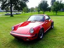 PORSCHE 911SC steht bei Antiesenhofen einsam u. alleine auf einem Wiesenparkplatz; 110814