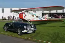 Ein Morgan prsentieren sich fr die Fotografen vor einer Stampe SV-4C auf dem Flugplatz Niershorst (Grefrath, 11.9.2010)