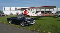 Triumph TR4 A prsentiert sich fr die Fotografen vor einer Stampe SV-4C auf dem Flugplatz Niershorst (Grefrath, 11.9.2010)