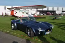 Eine AC Cobra prsentiert sich fr die Fotografen vor einer Stampe SV-4C auf dem Flugplatz Niershorst (Grefrath, 11.9.2010)