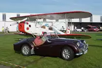 Triumph TR3 prsentiert sich fr die Fotografen vor einer Stampe SV-4C auf dem Flugplatz Niershorst (Grefrath, 11.9.2010)