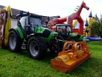 DEUTZ-FAHR Agrotron-K410 possiert mit einem Berti DUAL-Frontmulcher bei Landwirtschaftlichen Kleinausstellung in Mnsteuer;110814