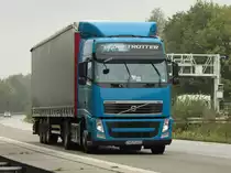 Volvo FH mit Planenauflieger am 12.08.2011 auf der A4 kurz hinter der Niederlndischen Grenze.