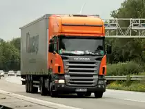 Scania R420 mit Planenauflieger am 12.08.2011 auf der A4 kurz hinter der Niederlndischen Grenze.